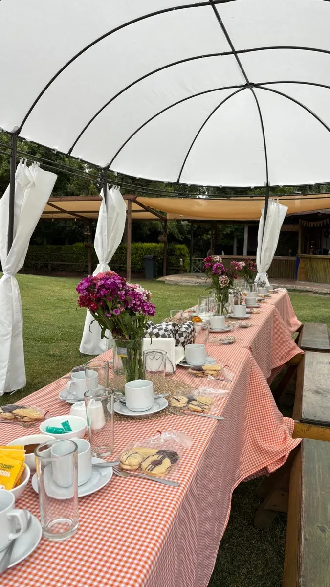Montaje de producción de evento con carpa decorada por G3